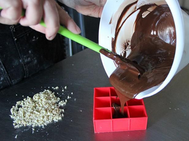 Залить шоколадом. Шоколад заливают в форму. Во что заливать шоколад. Горячий шоколад на ложке. Шоколад на ложке.